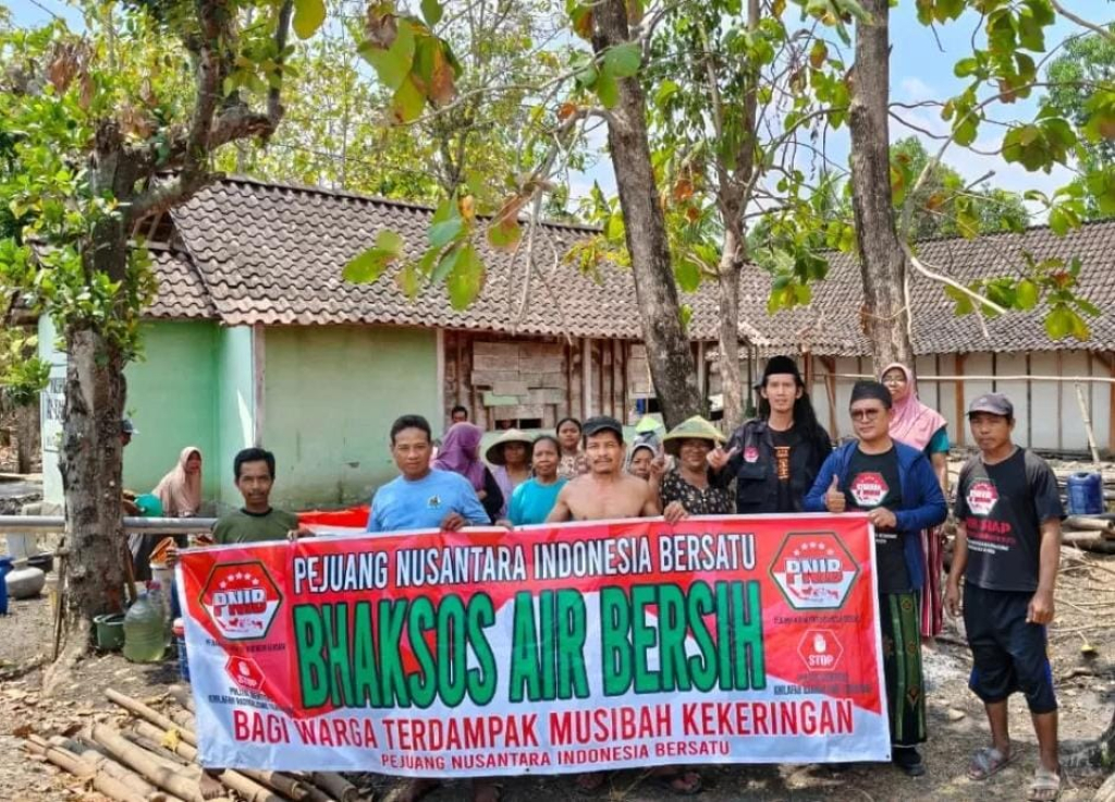 Warga menyempatkan foto bersama saat penyaluran air bersih oleh PNIB