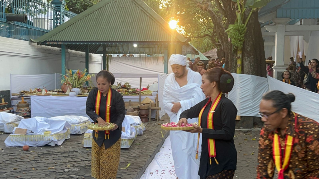 SISKS) Pakoe Boewono XIV menjalani prosesi ruwatan di Keraton Surakarta Hadiningrat, Jumat (4/9/2026).