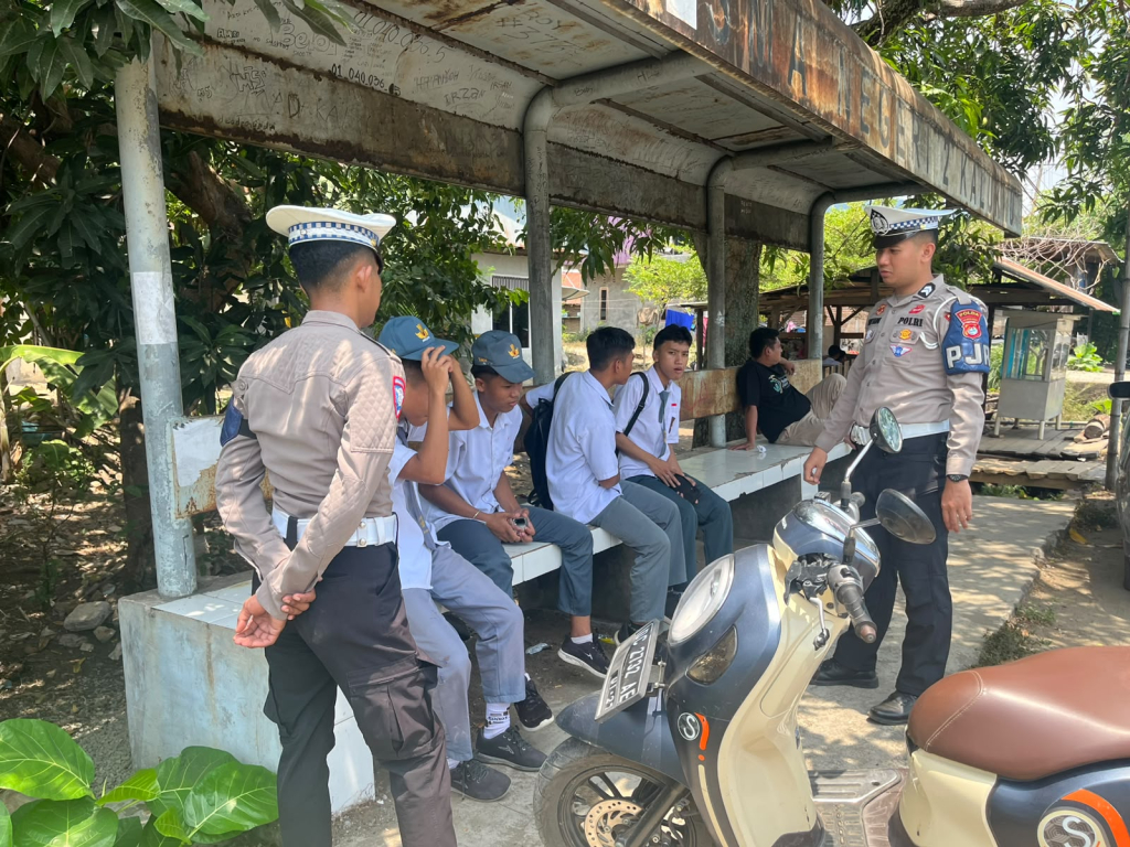 Tim Polantas Polda Sulbar mengunjungi SMA Negeri 2 Kalukku, Kabupaten Mamuju