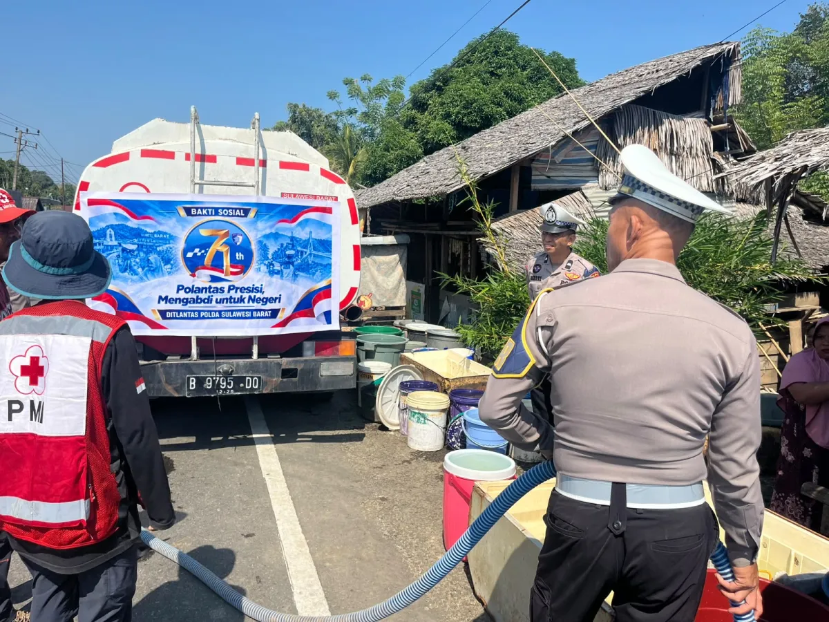 HUT Lantas ke-71: Ditelantas Polda Sulbar Salurkan 10.000 Liter Air Bersih di Saluleang