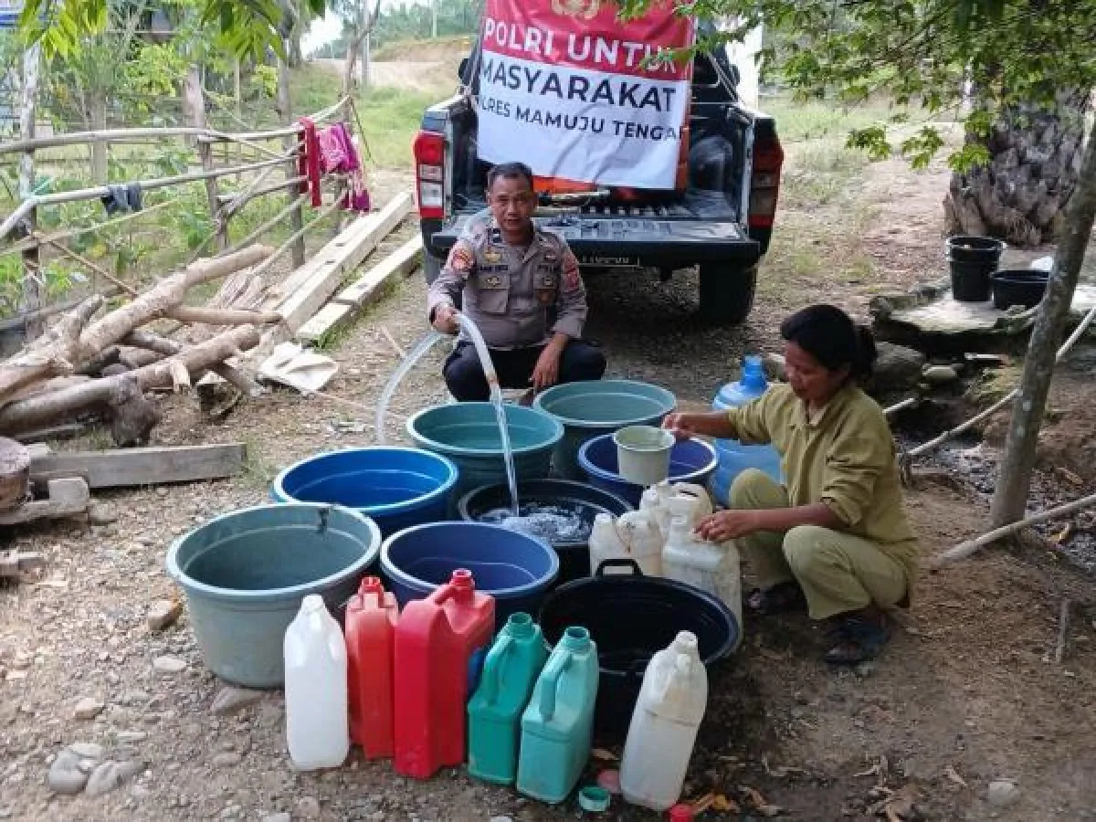 Kapolda Sulbar Salurkan 30 Ton Air Bersih untuk Warga Pulau Ambo dan Papotongan