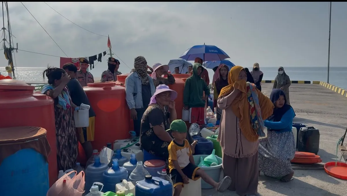 Dahaga Panjang Terjawab, Tangis Haru Niar dan Warga Pulau Ambo Terima Bantuan Air Bersih Kapolda