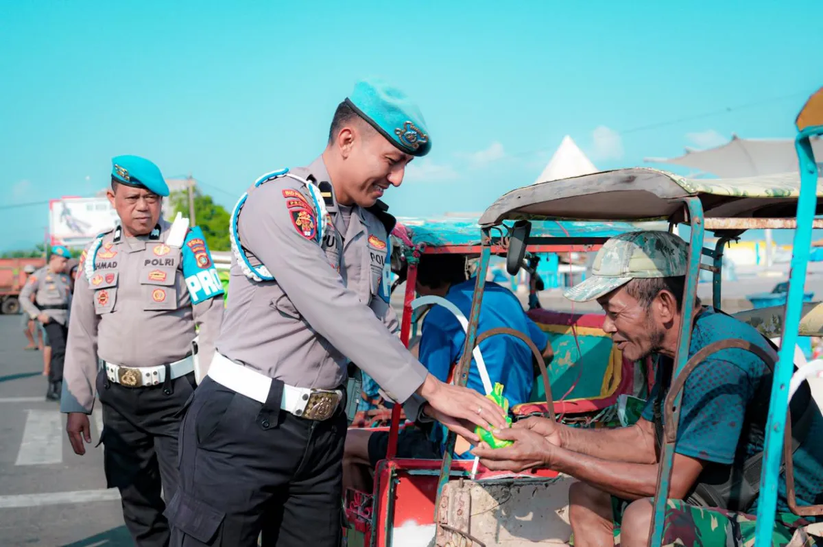 Refleksi 24 Tahun Pengabdian, Bid Propam Polda Sulbar Gelar Bakti Sosial Sasar Tukang Becak