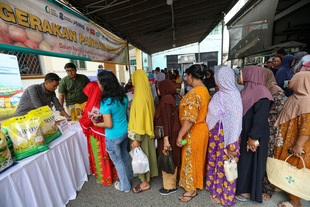 Warga Jepara Surabaya Serbu Beras SPHP dan Minyakita di Gerakan Pangan Murah