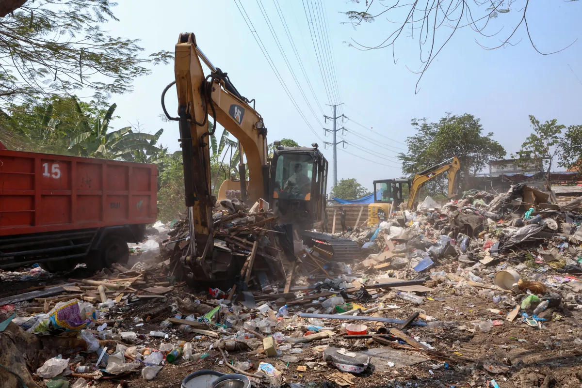 Pemkot Surabaya Tertibkan Aktivitas Pengelolaan Sampah Ilegal di 7 Tanah Aset