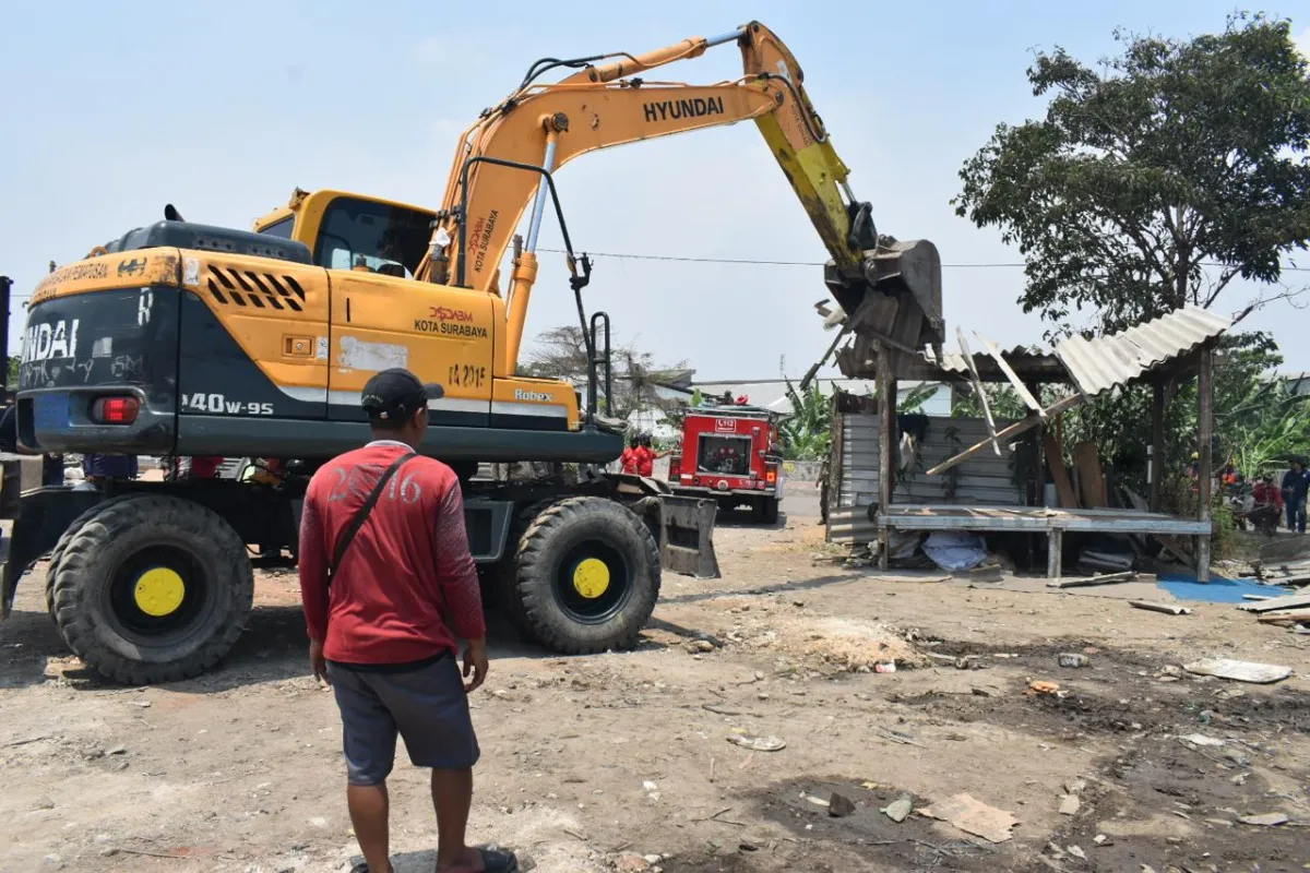 Pemkot Surabaya Tertibkan Aset di Jalan Nambangan, Bangunan Tanpa Dasar Hukum Ditindak