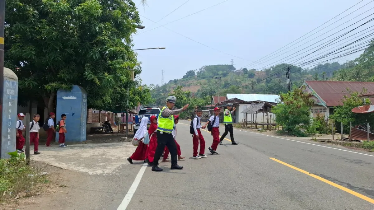 Polantas Polda Sulbar Hadir Jaga Langkah Pulang Para Pelajar