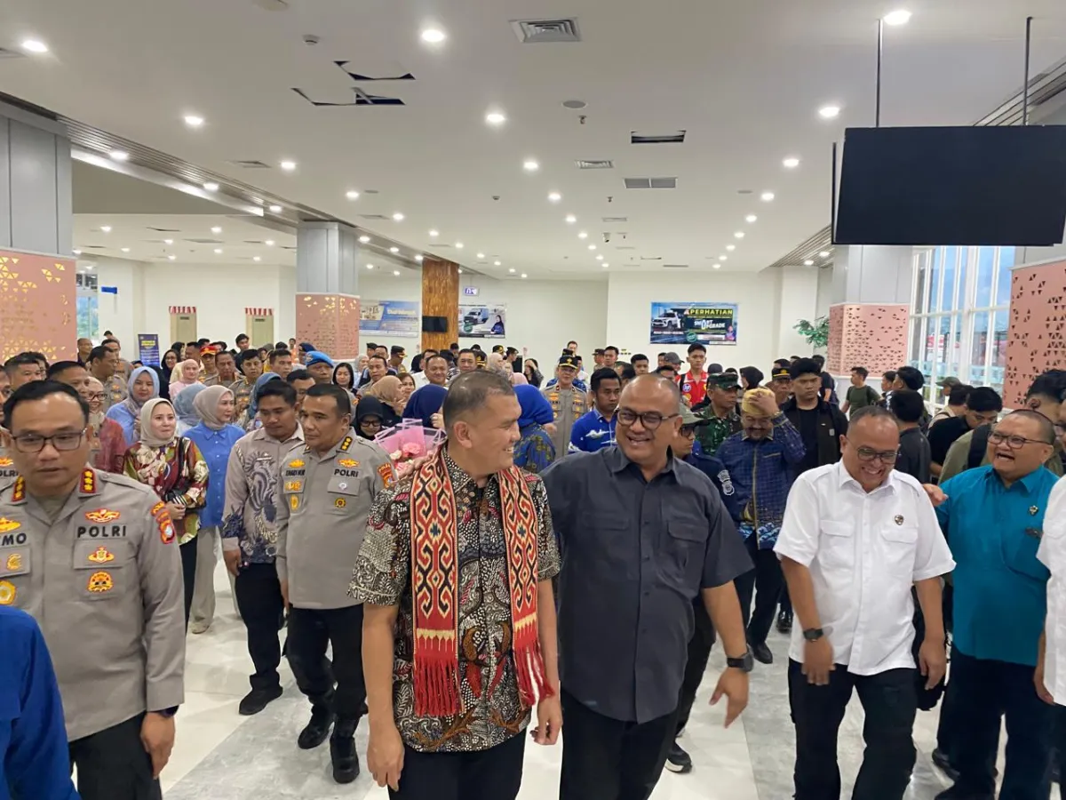 Kapolda Sulawesi Barat yang baru, Irjen Pol Totok Suharyanto bersama Irjen Pol Adi Deriyan Jayamarta