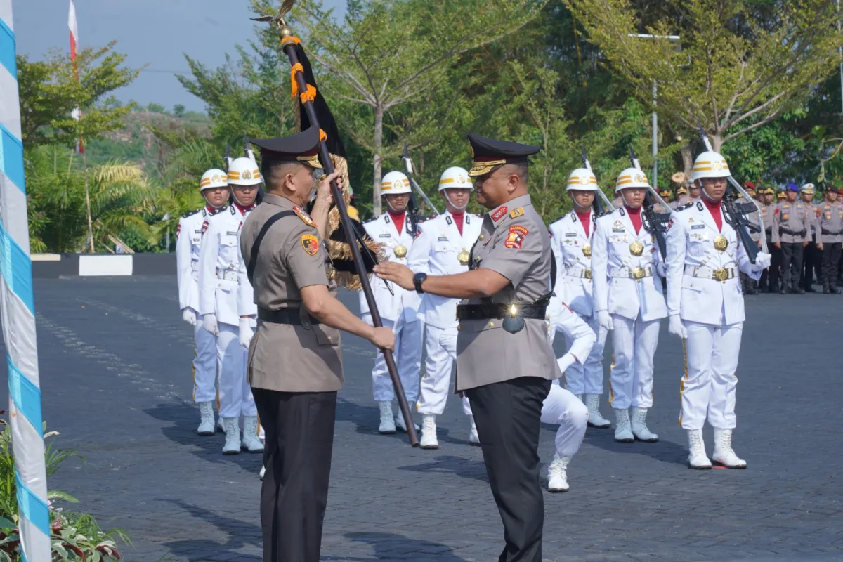 Farewell and Welcome Parade Polda Sulbar, Estafet Komando dari Adi Deriyan ke Totok Suharyanto