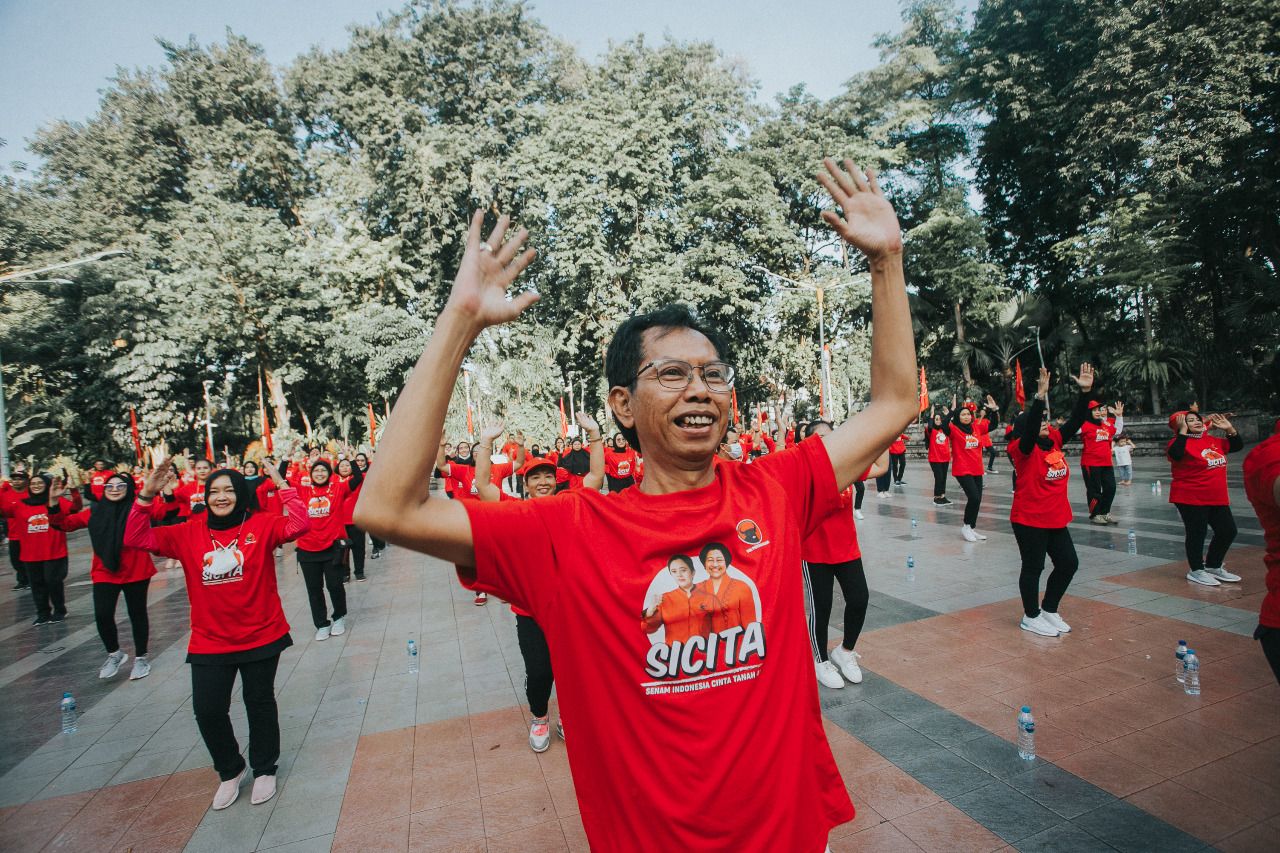 Ketua DPC PDI Perjuangan Adi Sutarwijono melakukan senam bersama di Taman Bungkul