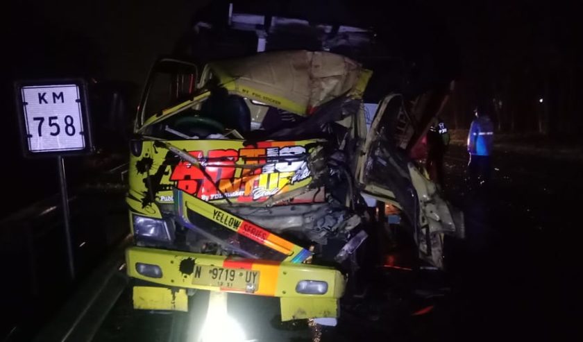 Kondisi truk Colt Diesel yang menabrak Dump Truck di Jalan Tol Sidoarjo 