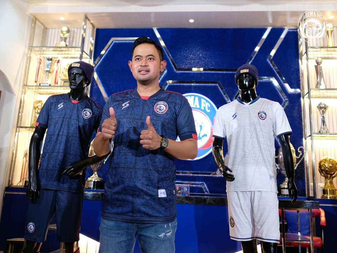 Presiden Klub Arema FC Gilang Widya Permana saat meluncurkan jersey home Liga 1 musim 2021.
