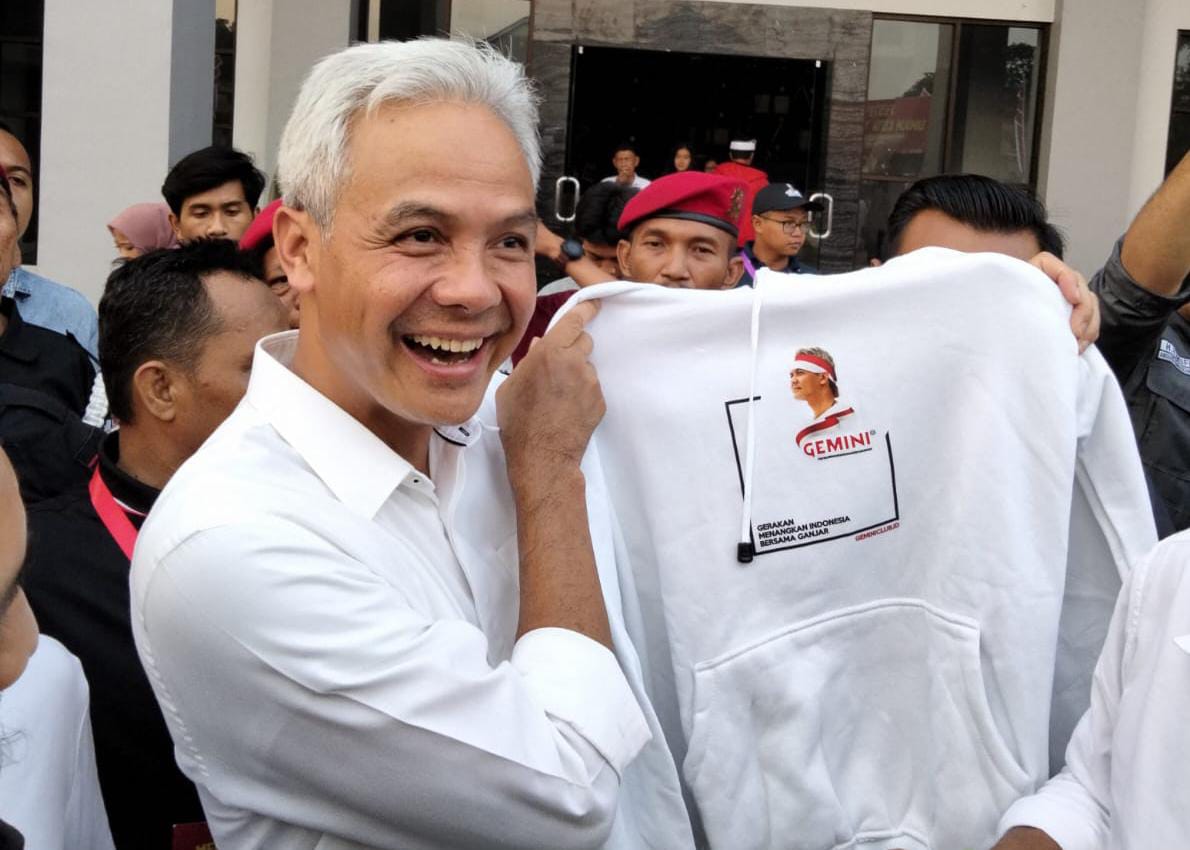 Ganjar Pranowo bersama masyarakat saat menunjukkan kaos Gemini Club pada Minggu, 28 Mei 2023