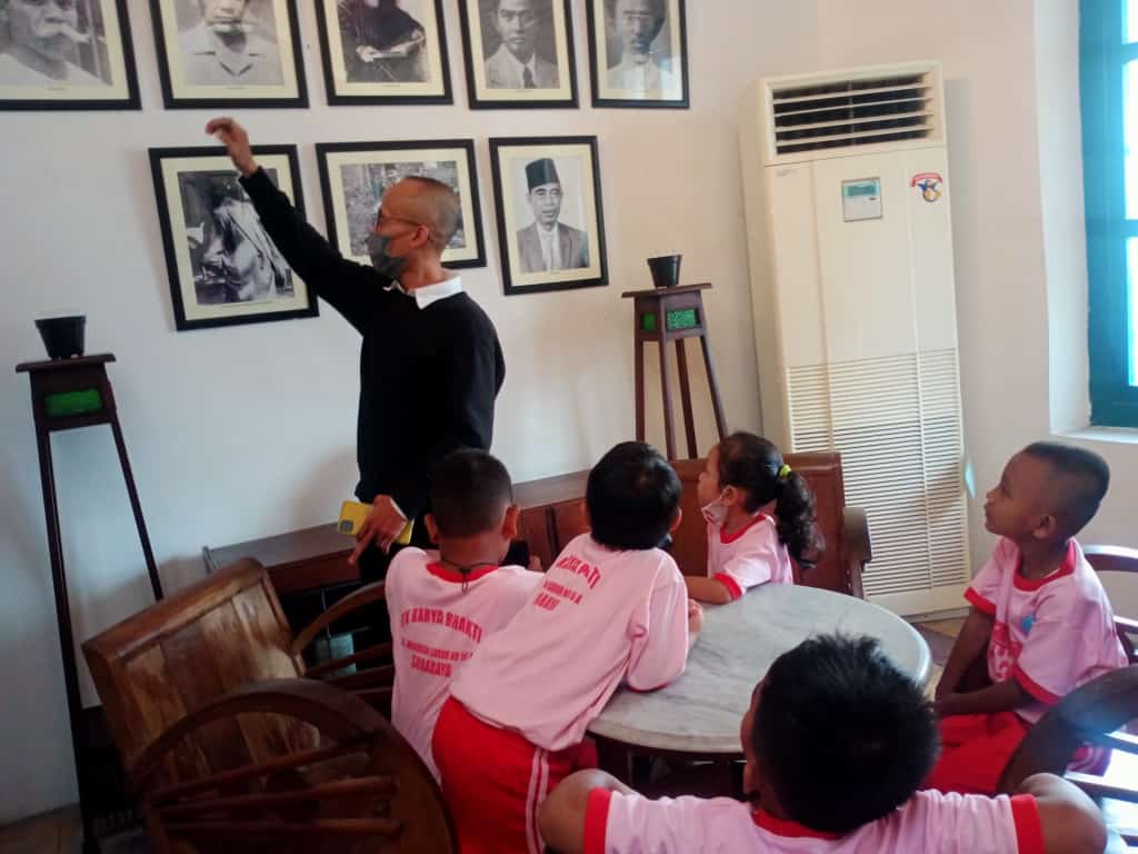 Murid-murid TK Karya Bhakti mendengarkan cerita perjalanan hidup Bung Karno selama kost di rumah Bapak HOS Cokroaminoto