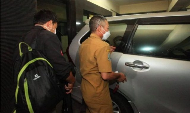 Kepala Sub Bagian Rapat dan Risalah Sekretariat DPRD Jatim (AF) digiring KPK usai ditangkap tadi malam