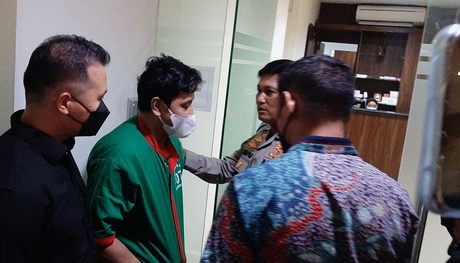 Satuan Narkoba Polres Metro Jakarta Barat menangkap musisi Andrie Bayuadjie alias AB