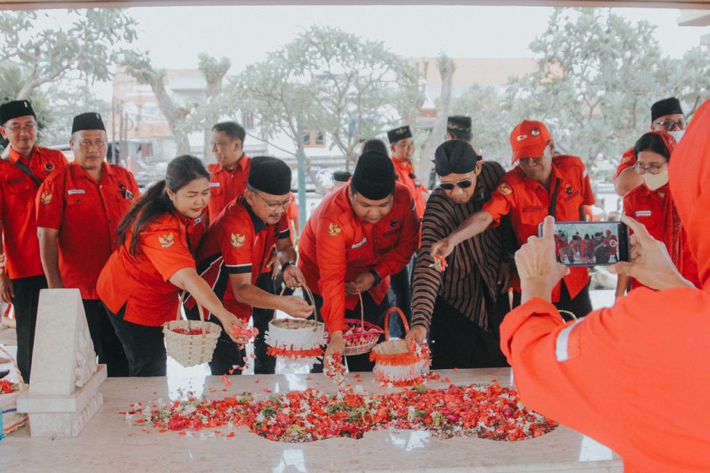 Dewan Pimpinan Cabang PDI Perjuangan Kota Surabaya menggelar Ziarah dan Tabur Bunga ke Makam Pahlawan Nasional