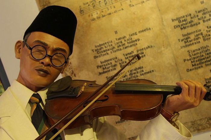 Ilustrasi WR Supratman dan naskah lagu Indonesia Raya. (Ist)