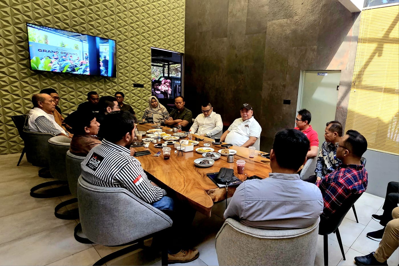 Komjen (Purn) Pol Luki Hermawan lakukan koordinasi dengan puluhan relawan Ganjar Jawa Timur di Surabaya, Jumat 13 Oktober 2023 di BuJend Coffeeshop