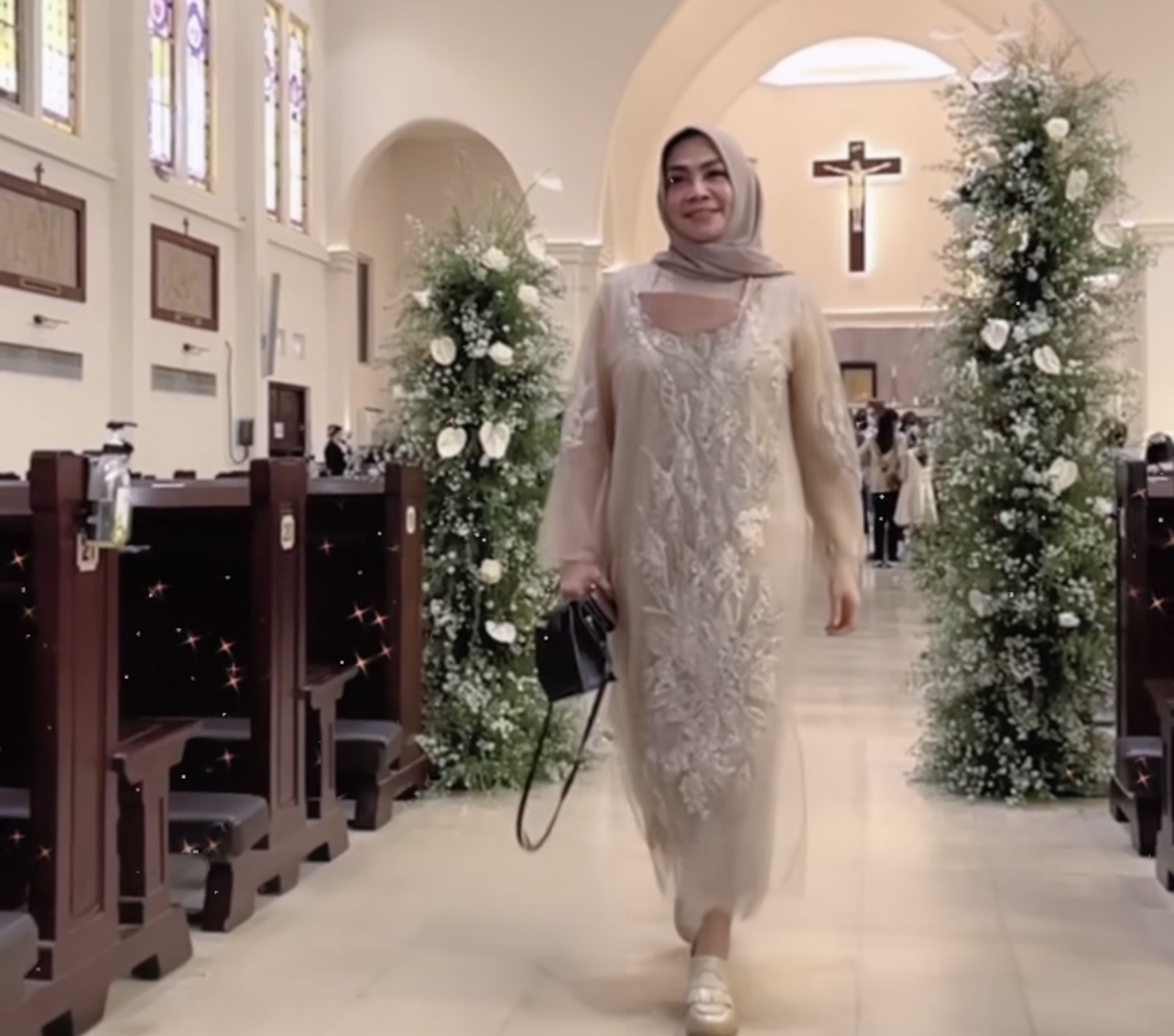Ibunda Nagita Slavina, Rieta Amilia tampil memukaudengan busana cantik dan elegan di sebuah gereja