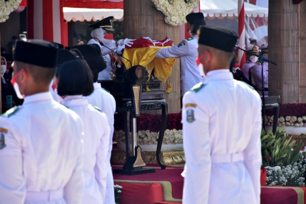 Upacara HUT ke-76 Kemerdekaan Republik Indonesia di Gedung Negara Grahadi di Surabaya, Selasa (17/8/2021). (JNR)