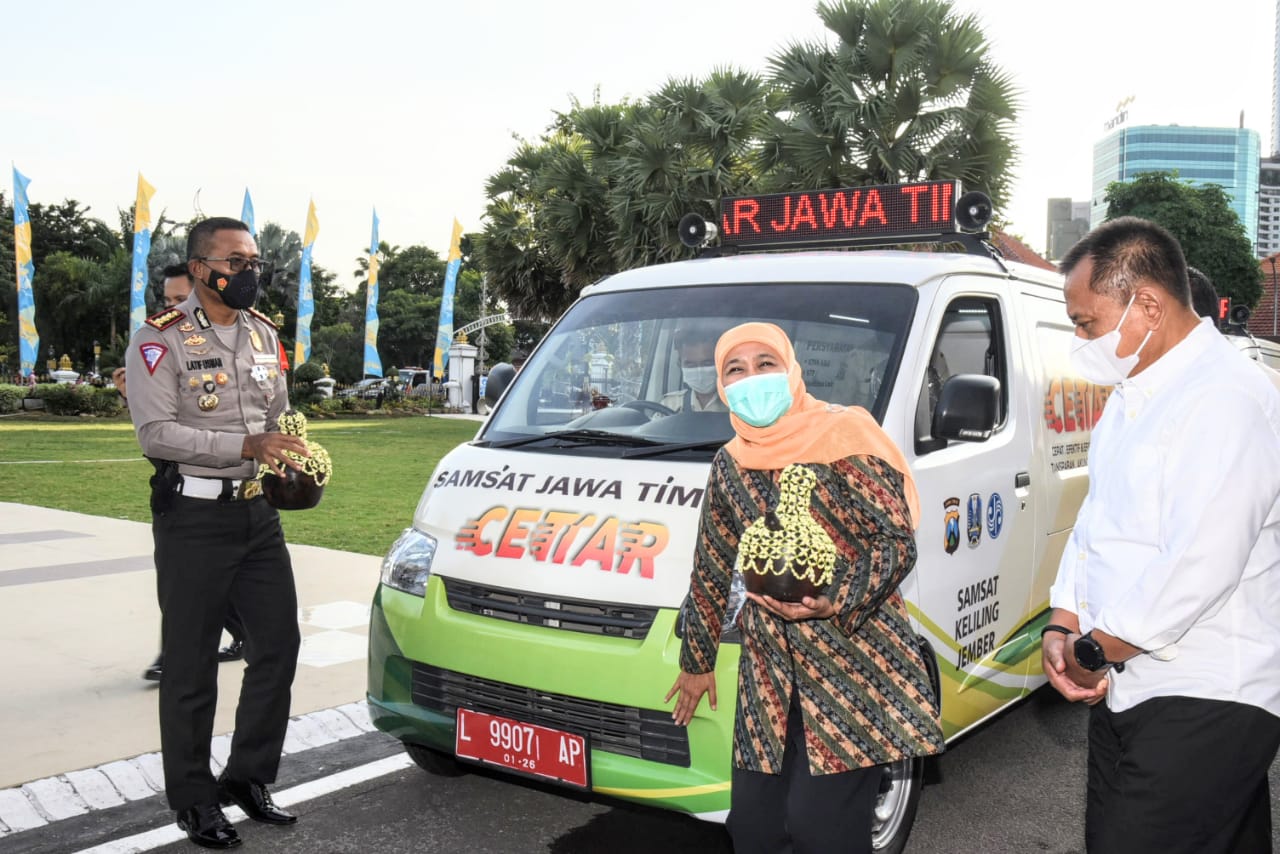 Gubernur Jawa Timur Khofifah Indar Parawansa saat memimpin peluncuran Layanan Pembayaran Pajak Kendaraan Bermotor (PKB) melalui Samsat Badan Usaha Milik Desa (Bunda), Go-Pay, dan KB-Bukopin.