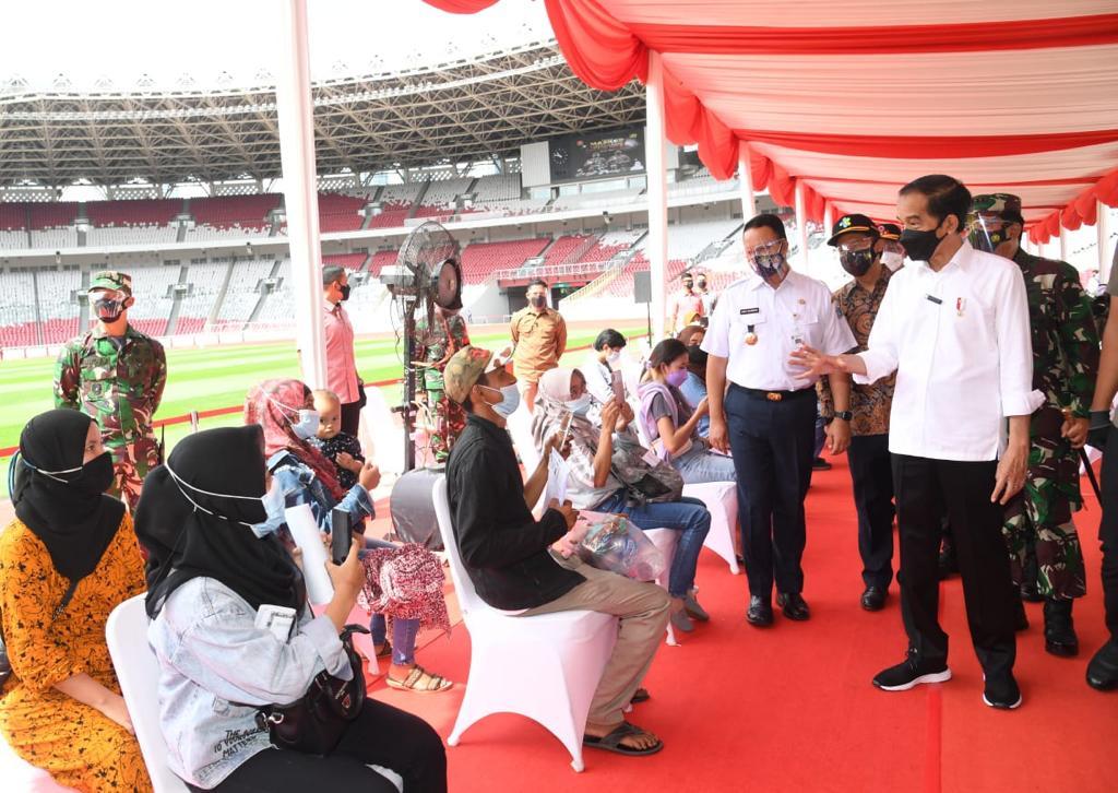 Presiden Jokowi saat meninjau pelaksanaan vaksinasi di Stadion GBK Jakarta (Setneg.go.id)