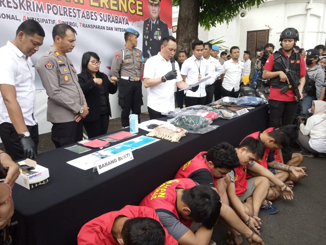Kapolrestabes Surabaya Kombespol Pasma Royce yang didampingi Kasatreskrim Polrestabes Surabaya AKBP Mirzal Maulana menjelaskan lima kawanan pelaku curanmor yang diamankan.
