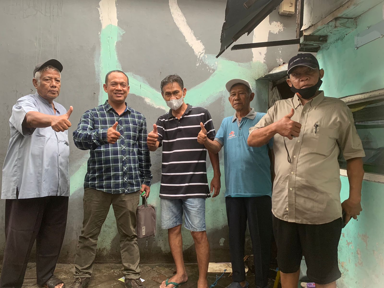 Ketua Perkumpulan Bakti Dharma Hita (BDH) Peduli , Tarmuji bersama warga Kelurahan Ploso Kecamatan Tambaksari, Surabaya