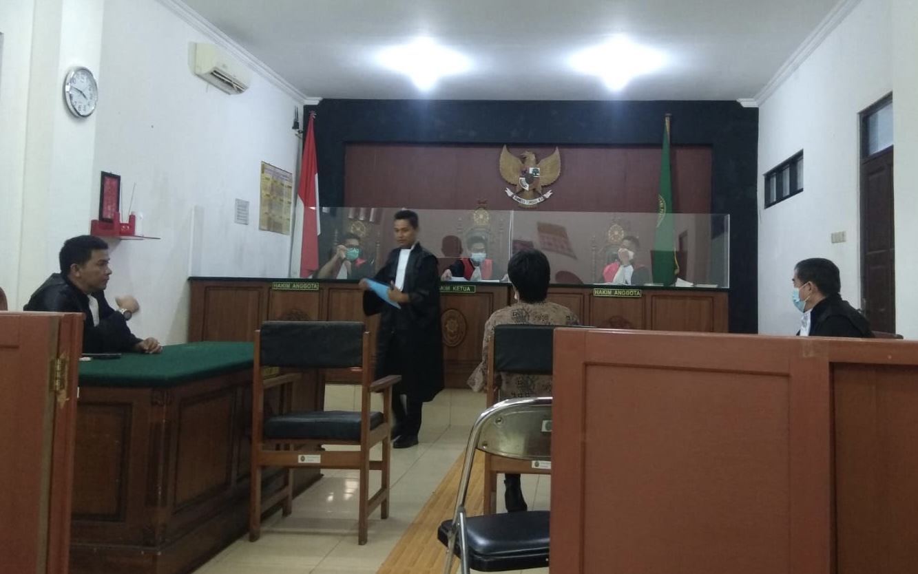 Penasehat Hukum ketika membacakan pledoi terdakwa pemasuan surat