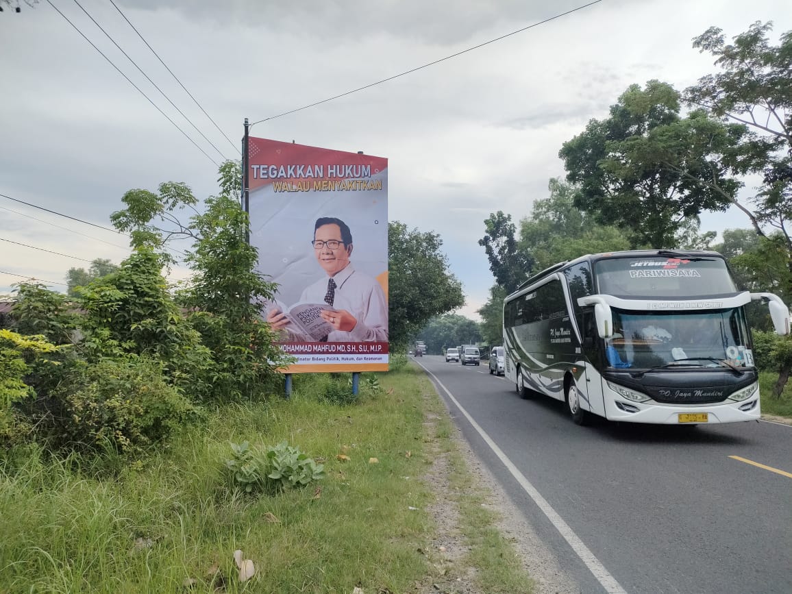 Banner Mahfud MD di tepi jalan raya