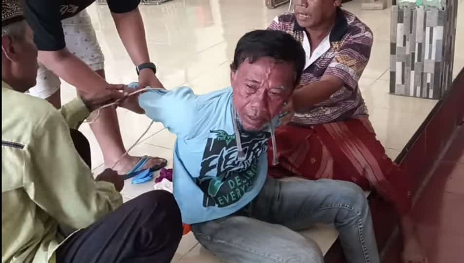 Alfi Sahrin warga Suci tertangkap basah mencuri sepeda angin di parkiran sekolah Jalan Annawawi, Desa Banjarsari, Manyar Gresik. 