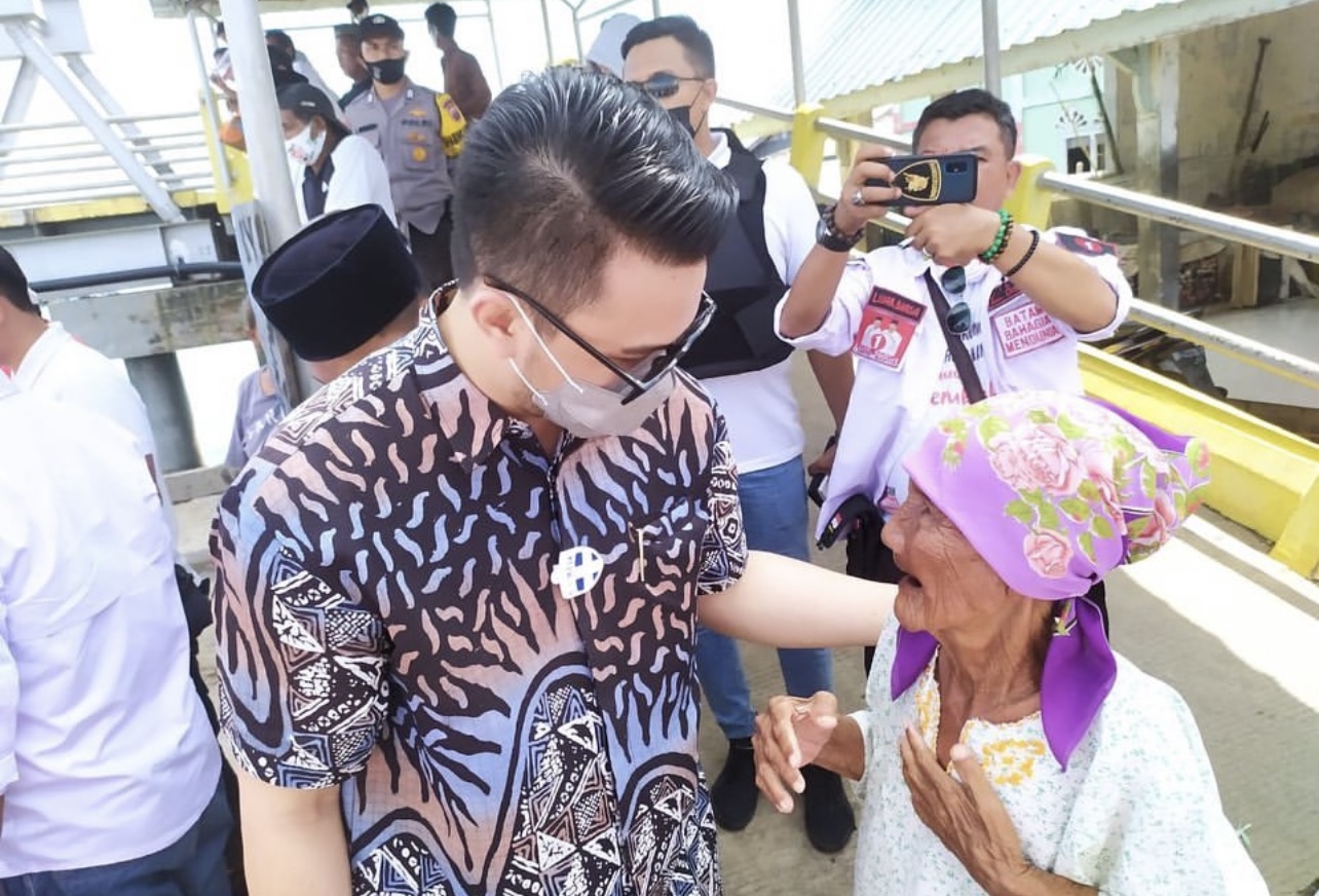 Putra Yustisi Respaty mengunjungi masyarakat Pulau Terung