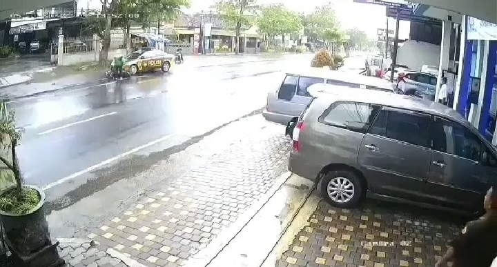Tangkapan layar tabrakan antara mobil dinas Polisi VS Ojol di Jalan Pahlawan Kabupaten Tulungagung