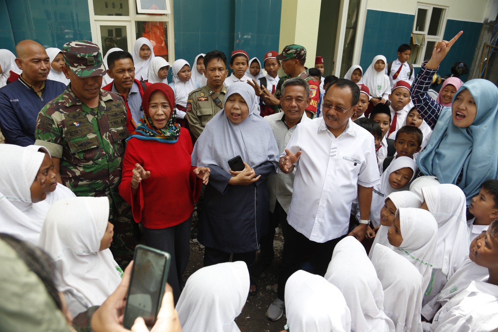Wakil Walikota Armuji mengunjungi SD dan MI Cokroaminoto di Jalan Petukangan Tengah nomor 37 Ampel, Kecamatan Semampir, Surabaya, Senin (6/2/2023)