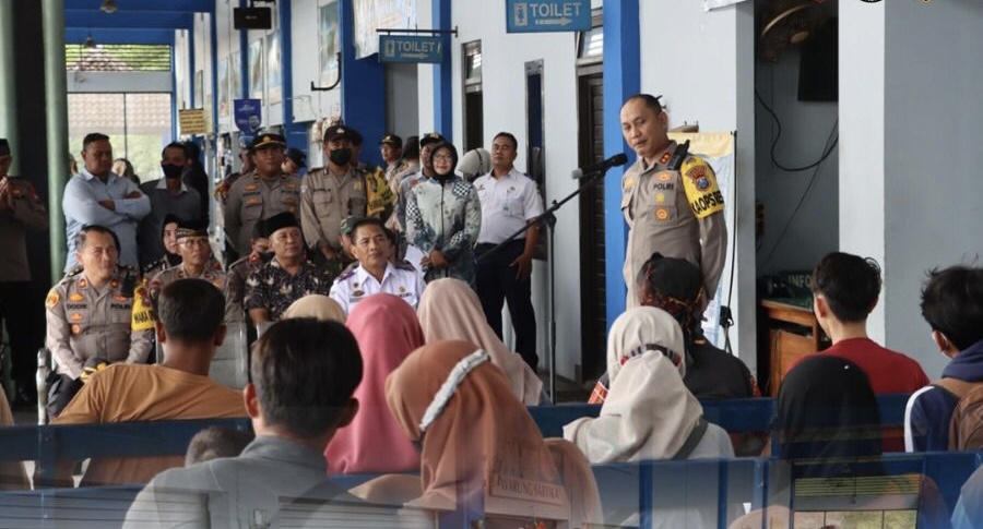 Kapolres Tulungagung AKBP Eko Hartanto melakukan silaturahmi kamtibmas dengan pemudik yang ada di terminal bus Gayatri tulungagung.
