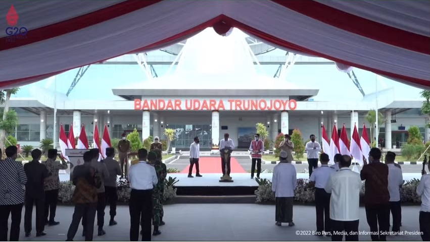 Presiden Jokowi saat meresmikan Bandara Trunojoyo, di Sumenep, Madura, Rabu (20/04/2022). (Foto: Tangkapan Layar)