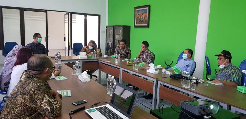Anggota Komisi C DPRD Jatim, Pranaya Yudha Mahardhika bersama ketua komisi C Hidayat saat berkunjung ke Puspo Agro.