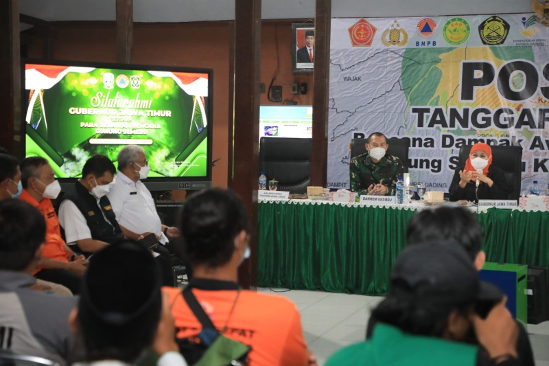 Gubernur Khofifah Indar Parawansa bersilaturahmi dan menyapa para relawan yang membantu penanganan bencana Awan Panas Guguran (APG) Gunung Semeru.
