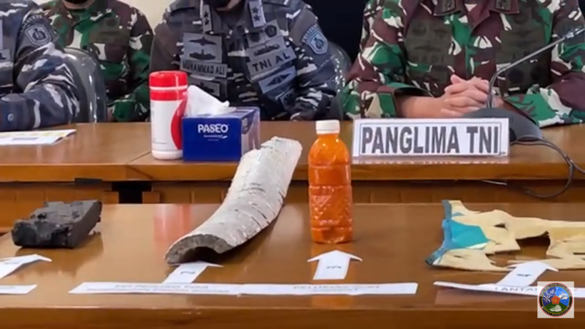 Kepingan dan barang-barang dari KRI Nanggala 402 yang berhasil ditemukan oleh Tim SAR. (Foto: Tangkapan layar youtube.com/Puspen TNI)