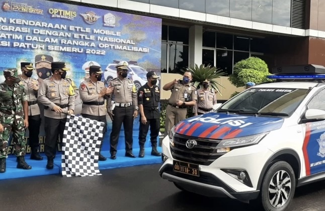 Kapolda Jatim Irjen Pol Nico Afinta memberangkatkan mobil ETLE untuk Operasi Patuh Semeru di Mapolda Jatim, Jalan Ahmad Yani, Surabaya, Senin (13/6)