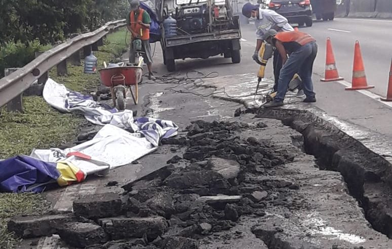 Ruas Jalan Tol Surabaya-Gempol mengalami ambles pada Selasa malam (26/1/2021). Saat ini dalam proses perbaikan
