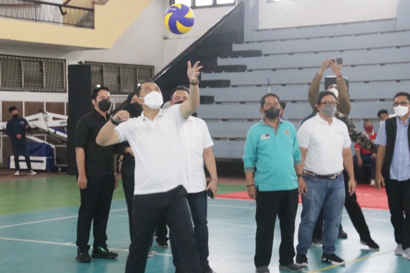 Walikota Surabaya Eric Cahyadi melakukan servis bola - simbolis dimulai Turnamen Bola Voli Piala Walikota 2022. (JNR)