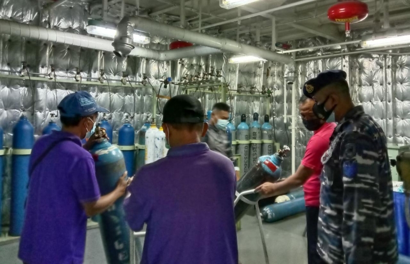 Pengisian ulang oksigen gratis oleh Koarmada II untuk masyarakat terdampak pandemi Covid-19. (Dispen Koarmada II)