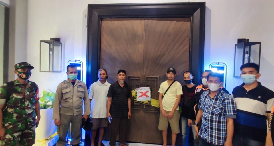 Satpol PP Surabaya menyegel Whisper Lounge and Restaurant
