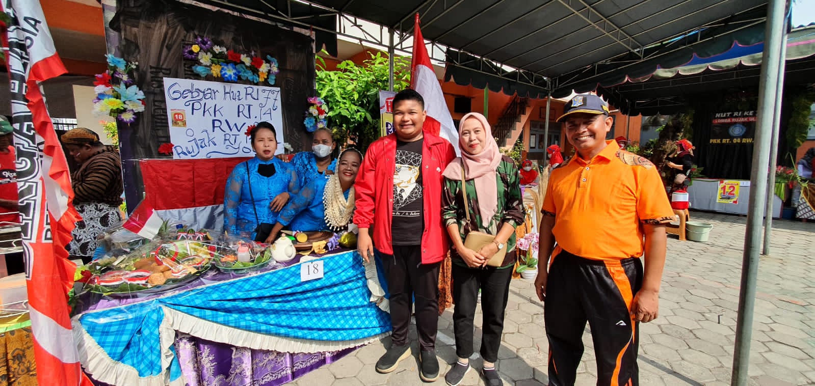 Wakil Sekretaris Dewan Pimpinan Cabang PDI Perjuangan Kota Surabaya Achmad Hidayat hadiri lomba rujak uleg yang digelar pada minggu (4/8) pagi