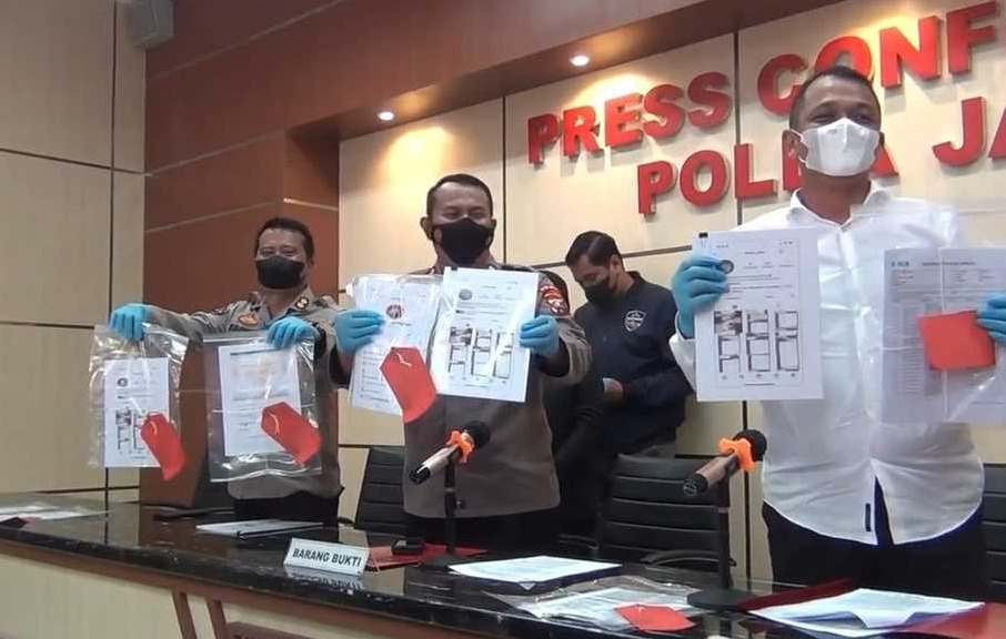 Ditreskrimsus Polda Jatim menangkap selebgram berinisial APK terkait kasus dugaan penipuan arisan bodong 