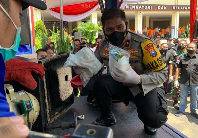 Wakapolda Jatim, Brigjen Pol Slamet Hadi Suprapyoto saat melakukan pemusnahan barang bukti sabu menggunakan incenerator. (Bidhumas Polda Jatim)
