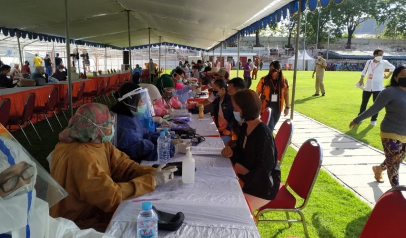 Vaksinasi massal di Stadion Gelora 10 November, Tambaksari Surabaya. (Humas Pemkot Surabaya)