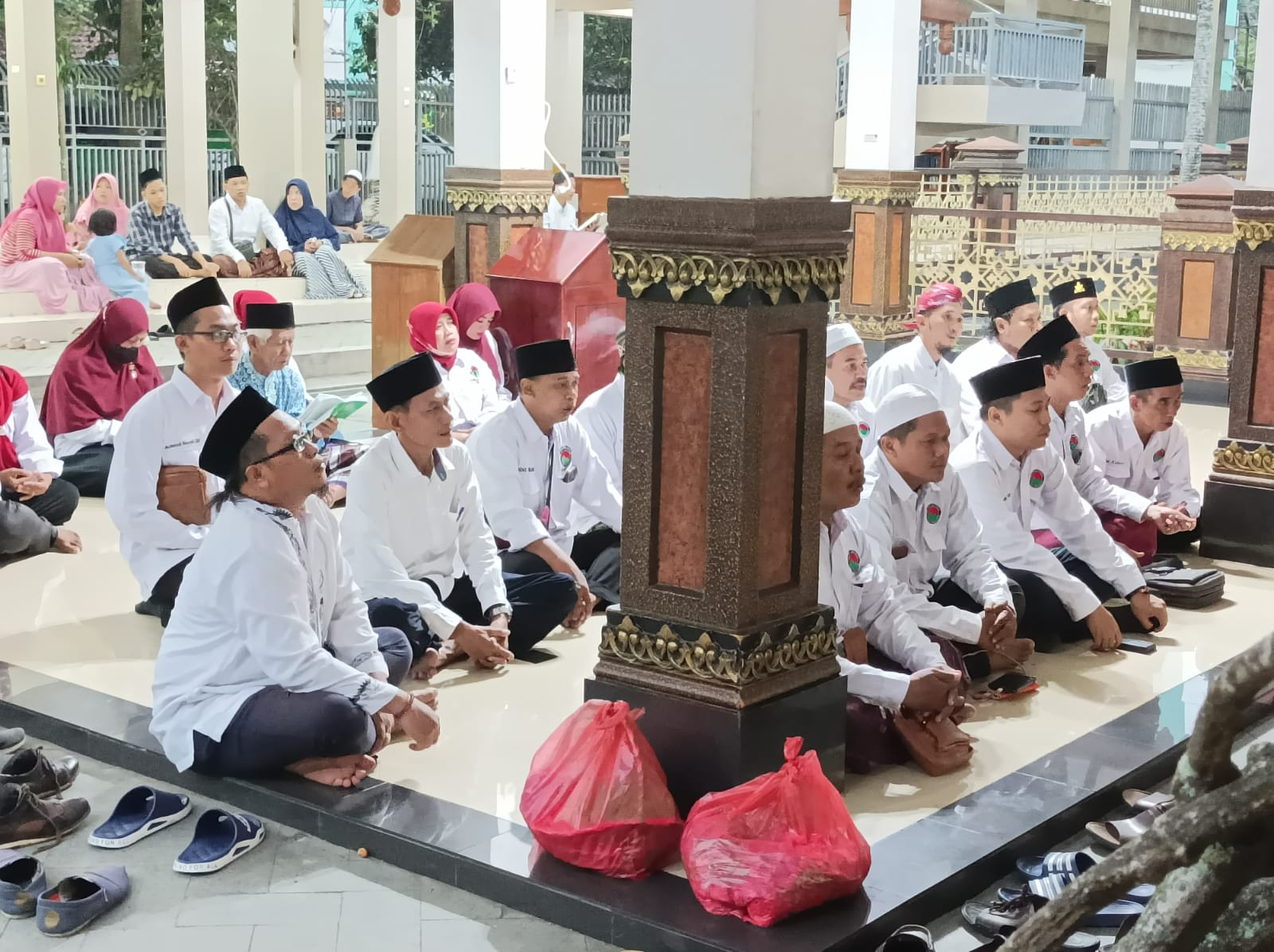 Bamusi PDIP Surabaya berziarah ke Makam Hadratuss syaikh KH Hasyim Asyari dan KH Abdurrahman Wahid, di Komplek Pesarean Pondok Pesantren Tebu Ireng Jombang